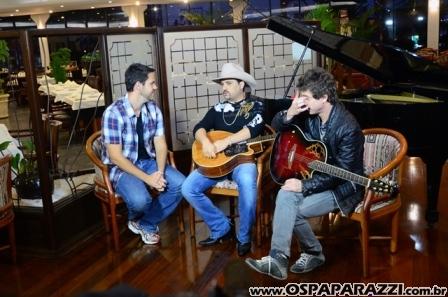 Edson e Hudson fazem coletiva de imprensa no Vila da Aldeia