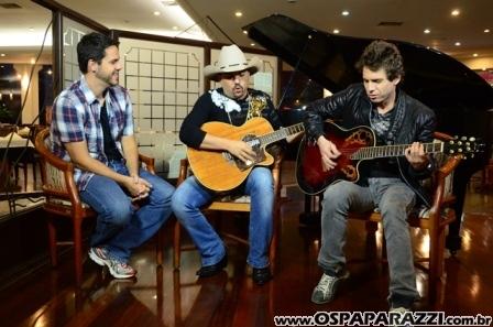 Edson e Hudson fazem coletiva de imprensa no Vila da Aldeia