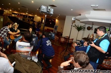 Edson e Hudson fazem coletiva de imprensa no Vila da Aldeia