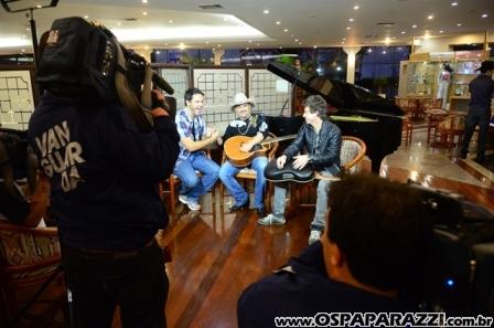 Edson e Hudson fazem coletiva de imprensa no Vila da Aldeia
