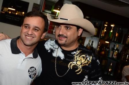 Edson e Hudson fazem coletiva de imprensa no Vila da Aldeia