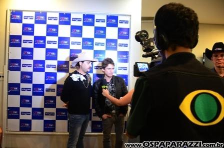 Edson e Hudson fazem coletiva de imprensa no Vila da Aldeia