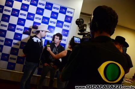 Edson e Hudson fazem coletiva de imprensa no Vila da Aldeia