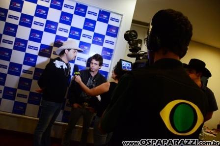 Edson e Hudson fazem coletiva de imprensa no Vila da Aldeia