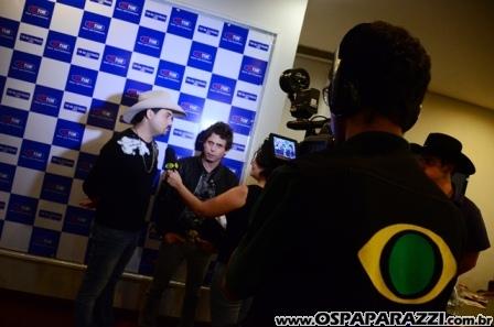 Edson e Hudson fazem coletiva de imprensa no Vila da Aldeia