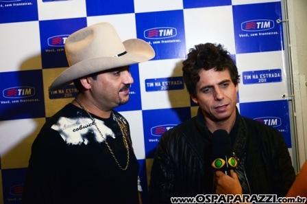 Edson e Hudson fazem coletiva de imprensa no Vila da Aldeia