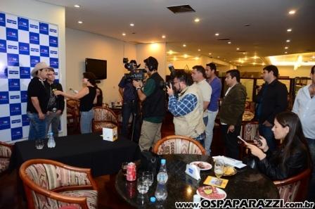 Edson e Hudson fazem coletiva de imprensa no Vila da Aldeia