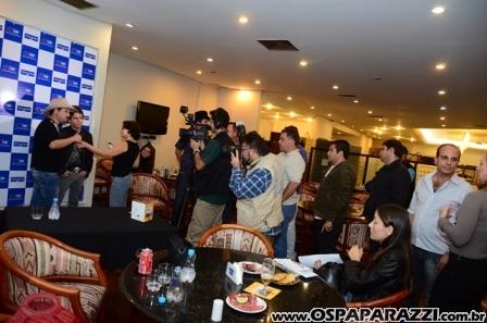 Edson e Hudson fazem coletiva de imprensa no Vila da Aldeia