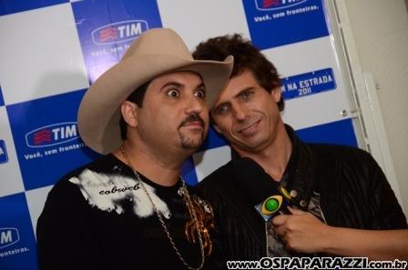 Edson e Hudson fazem coletiva de imprensa no Vila da Aldeia