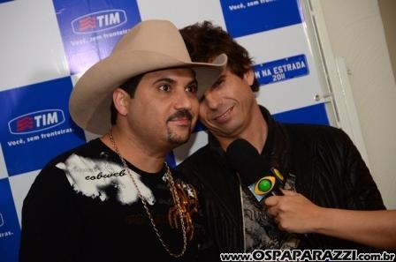 Edson e Hudson fazem coletiva de imprensa no Vila da Aldeia