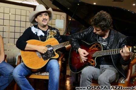 Edson e Hudson fazem coletiva de imprensa no Vila da Aldeia