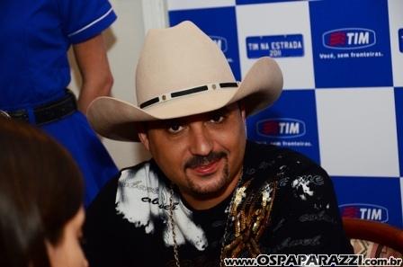 Edson e Hudson fazem coletiva de imprensa no Vila da Aldeia