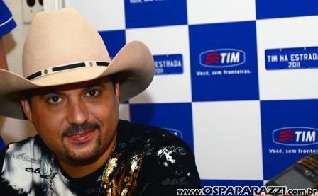 Edson e Hudson fazem coletiva de imprensa no Vila da Aldeia