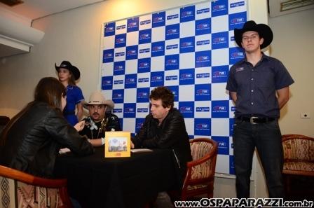 Edson e Hudson fazem coletiva de imprensa no Vila da Aldeia