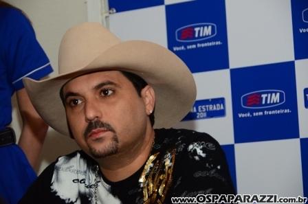 Edson e Hudson fazem coletiva de imprensa no Vila da Aldeia