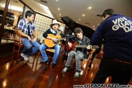 Edson e Hudson fazem coletiva de imprensa no Vila da Aldeia