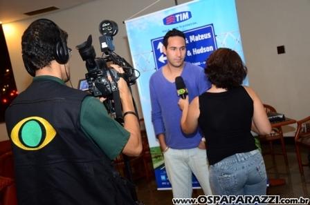 Edson e Hudson fazem coletiva de imprensa no Vila da Aldeia