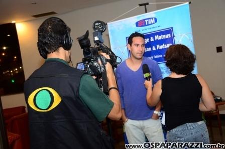 Edson e Hudson fazem coletiva de imprensa no Vila da Aldeia
