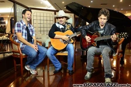 Edson e Hudson fazem coletiva de imprensa no Vila da Aldeia