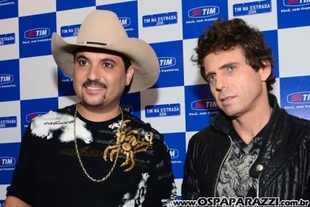 Edson e Hudson fazem coletiva de imprensa no Vila da Aldeia