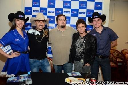 Edson e Hudson fazem coletiva de imprensa no Vila da Aldeia