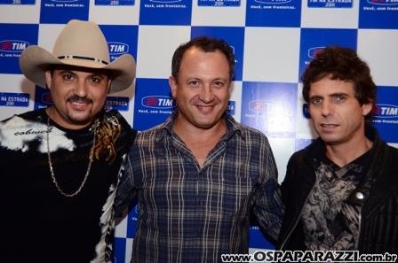 Edson e Hudson fazem coletiva de imprensa no Vila da Aldeia