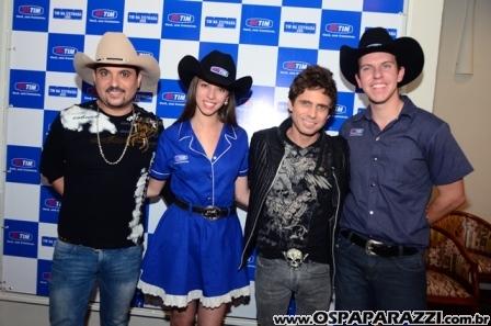 Edson e Hudson fazem coletiva de imprensa no Vila da Aldeia