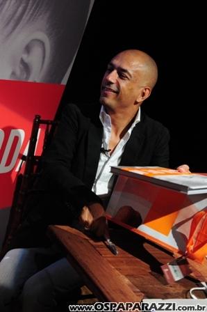 Cia Paulista de Moda lança livro no Teatro Colinas