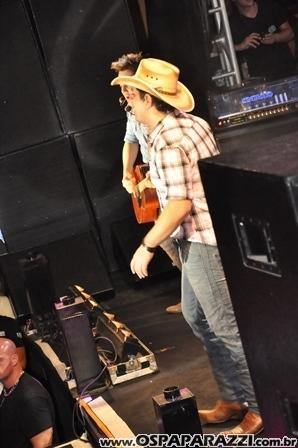 Fernando e Sorocaba fazem show na Estância Nativa Sertaneja