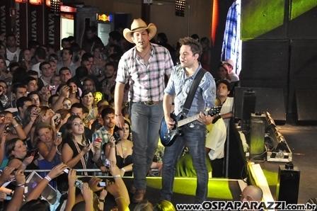 Fernando e Sorocaba fazem show na Estância Nativa Sertaneja