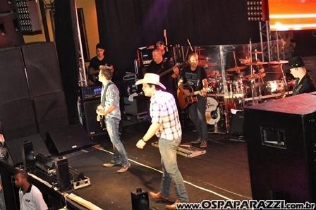 Fernando e Sorocaba fazem show na Estância Nativa Sertaneja
