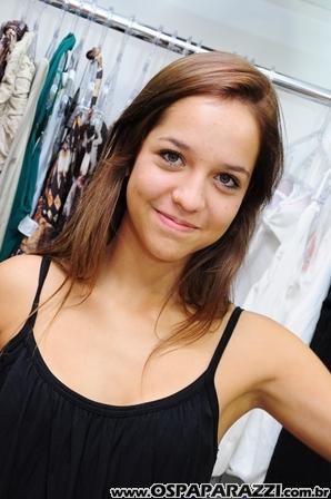 Renata Vallin inaugura boutique de roupas femininas