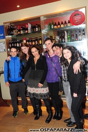Elenco de Os Libertinos curte Guten Bier