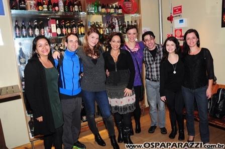 Elenco de Os Libertinos curte Guten Bier