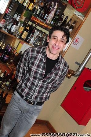 Elenco de Os Libertinos curte Guten Bier
