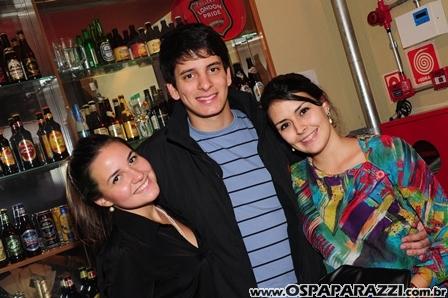 Elenco de Os Libertinos curte Guten Bier