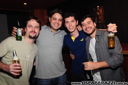 Elenco de Os Libertinos curte Guten Bier