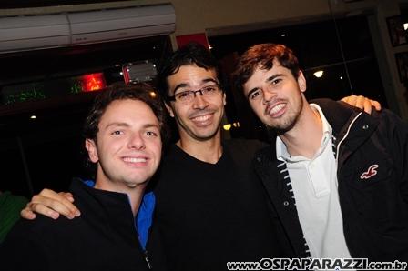 Elenco de Os Libertinos curte Guten Bier