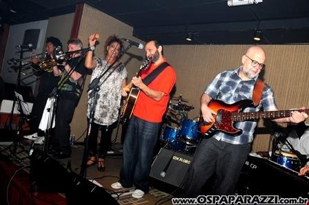 Elenco de Os Libertinos curte Guten Bier