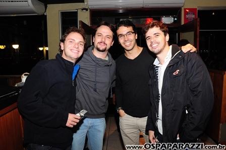Elenco de Os Libertinos curte Guten Bier