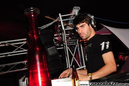 Véspera de feriado com Vegas Party no La Musik