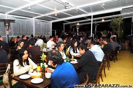 Casais apaixonados comemoram o Dia dos Namorados no Guten