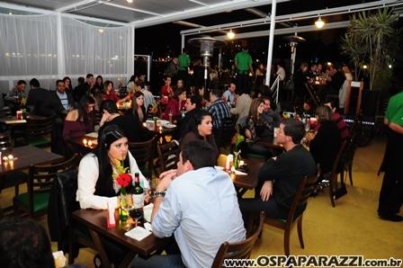 Casais apaixonados comemoram o Dia dos Namorados no Guten