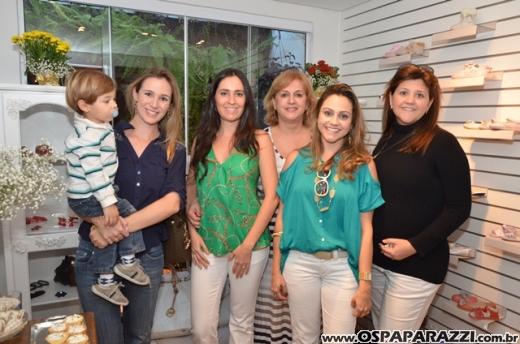Turma Mixirica faz coquetel e lança seção de sapatos infantis