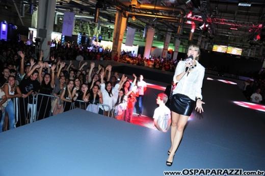Celebridades desfilam no Oscar Fashion Days Festival 2012