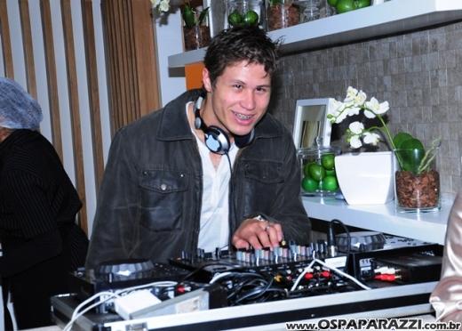 Noite de festa no lançamento do Celebrity Vila Ema