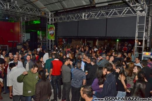 Aniversário de Dodô Minas com balada retrô na Cenário