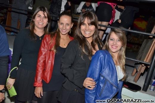 Aniversário de Dodô Minas com balada retrô na Cenário
