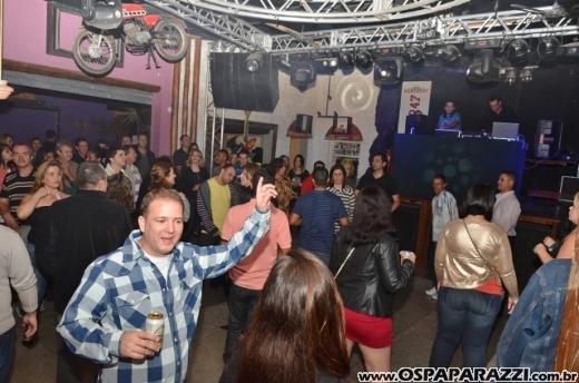 Aniversário de Dodô Minas com balada retrô na Cenário