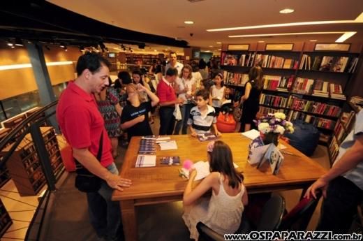 Bia Fedato lança livro A Casa Misteriosa no Vale Sul Shopping
